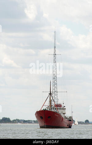 Ex radio pirata nave, Ross vendetta, Radio Broadcast Caroline è ora che sono ancorate al largo della costa di Essex nei pressi di Bradwell. Il 14 agosto 2017 è il cinquantesimo anniversario dei reati Marine Act, che vieta offshore stazioni radio- compreso del calibro di Radio Caroline. Radio pirata in primo luogo ha guadagnato popolarità nei primi anni Sessanta quando le stazioni senza licenza ha iniziato a trasmettere musica da navi offshore - con circa 22 milioni di ascoltatori. Nel maggio 2017 L'UFCOM ha annunciato la Radio Caroline è concesso il suo primo full-time trasmissione AM licenza. Foto Stock
