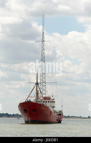 Ex radio pirata nave, Ross vendetta, Radio Broadcast Caroline è ora che sono ancorate al largo della costa di Essex nei pressi di Bradwell. Il 14 agosto 2017 è il cinquantesimo anniversario dei reati Marine Act, che vieta offshore stazioni radio- compreso del calibro di Radio Caroline. Radio pirata in primo luogo ha guadagnato popolarità nei primi anni Sessanta quando le stazioni senza licenza ha iniziato a trasmettere musica da navi offshore - con circa 22 milioni di ascoltatori. Nel maggio 2017 L'UFCOM ha annunciato la Radio Caroline è concesso il suo primo full-time trasmissione AM licenza. Foto Stock