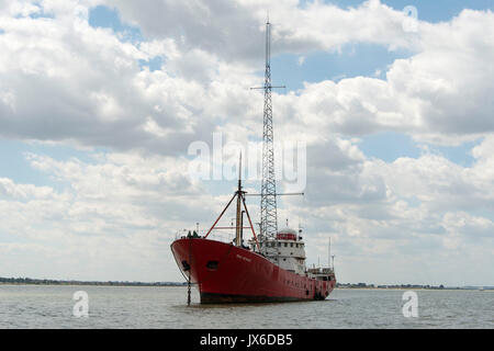 Ex radio pirata nave, Ross vendetta, Radio Broadcast Caroline è ora che sono ancorate al largo della costa di Essex nei pressi di Bradwell. Il 14 agosto 2017 è il cinquantesimo anniversario dei reati Marine Act, che vieta offshore stazioni radio- compreso del calibro di Radio Caroline. Radio pirata in primo luogo ha guadagnato popolarità nei primi anni Sessanta quando le stazioni senza licenza ha iniziato a trasmettere musica da navi offshore - con circa 22 milioni di ascoltatori. Nel maggio 2017 L'UFCOM ha annunciato la Radio Caroline è concesso il suo primo full-time trasmissione AM licenza. Foto Stock