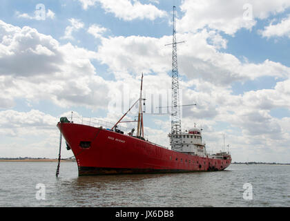 Ex radio pirata nave, Ross vendetta, Radio Broadcast Caroline è ora che sono ancorate al largo della costa di Essex nei pressi di Bradwell. Il 14 agosto 2017 è il cinquantesimo anniversario dei reati Marine Act, che vieta offshore stazioni radio- compreso del calibro di Radio Caroline. Radio pirata in primo luogo ha guadagnato popolarità nei primi anni Sessanta quando le stazioni senza licenza ha iniziato a trasmettere musica da navi offshore - con circa 22 milioni di ascoltatori. Nel maggio 2017 L'UFCOM ha annunciato la Radio Caroline è concesso il suo primo full-time trasmissione AM licenza. Foto Stock