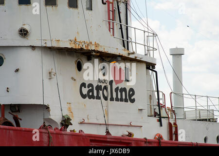 Ex radio pirata nave, Ross vendetta, Radio Broadcast Caroline è ora che sono ancorate al largo della costa di Essex nei pressi di Bradwell. Il 14 agosto 2017 è il cinquantesimo anniversario dei reati Marine Act, che vieta offshore stazioni radio- compreso del calibro di Radio Caroline. Radio pirata in primo luogo ha guadagnato popolarità nei primi anni Sessanta quando le stazioni senza licenza ha iniziato a trasmettere musica da navi offshore - con circa 22 milioni di ascoltatori. Nel maggio 2017 L'UFCOM ha annunciato la Radio Caroline è concesso il suo primo full-time trasmissione AM licenza. Foto Stock