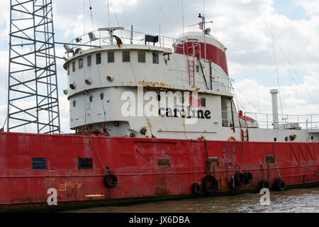 Ex radio pirata nave, Ross vendetta, Radio Broadcast Caroline è ora che sono ancorate al largo della costa di Essex nei pressi di Bradwell. Il 14 agosto 2017 è il cinquantesimo anniversario dei reati Marine Act, che vieta offshore stazioni radio- compreso del calibro di Radio Caroline. Radio pirata in primo luogo ha guadagnato popolarità nei primi anni Sessanta quando le stazioni senza licenza ha iniziato a trasmettere musica da navi offshore - con circa 22 milioni di ascoltatori. Nel maggio 2017 L'UFCOM ha annunciato la Radio Caroline è concesso il suo primo full-time trasmissione AM licenza. Foto Stock