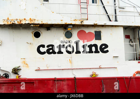 Ex radio pirata nave, Ross vendetta, Radio Broadcast Caroline è ora che sono ancorate al largo della costa di Essex nei pressi di Bradwell. Il 14 agosto 2017 è il cinquantesimo anniversario dei reati Marine Act, che vieta offshore stazioni radio- compreso del calibro di Radio Caroline. Radio pirata in primo luogo ha guadagnato popolarità nei primi anni Sessanta quando le stazioni senza licenza ha iniziato a trasmettere musica da navi offshore - con circa 22 milioni di ascoltatori. Nel maggio 2017 L'UFCOM ha annunciato la Radio Caroline è concesso il suo primo full-time trasmissione AM licenza. Foto Stock