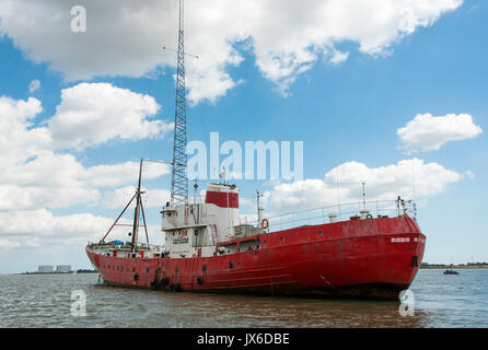 Ex radio pirata nave, Ross vendetta, Radio Broadcast Caroline è ora che sono ancorate al largo della costa di Essex nei pressi di Bradwell. Il 14 agosto 2017 è il cinquantesimo anniversario dei reati Marine Act, che vieta offshore stazioni radio- compreso del calibro di Radio Caroline. Radio pirata in primo luogo ha guadagnato popolarità nei primi anni Sessanta quando le stazioni senza licenza ha iniziato a trasmettere musica da navi offshore - con circa 22 milioni di ascoltatori. Nel maggio 2017 L'UFCOM ha annunciato la Radio Caroline è concesso il suo primo full-time trasmissione AM licenza. Foto Stock