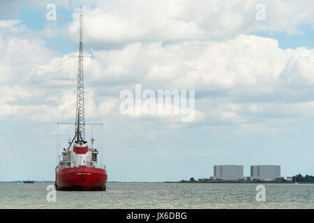 Ex radio pirata nave, Ross vendetta, Radio Broadcast Caroline è ora che sono ancorate al largo della costa di Essex nei pressi di Bradwell. Il 14 agosto 2017 è il cinquantesimo anniversario dei reati Marine Act, che vieta offshore stazioni radio- compreso del calibro di Radio Caroline. Radio pirata in primo luogo ha guadagnato popolarità nei primi anni Sessanta quando le stazioni senza licenza ha iniziato a trasmettere musica da navi offshore - con circa 22 milioni di ascoltatori. Nel maggio 2017 L'UFCOM ha annunciato la Radio Caroline è concesso il suo primo full-time trasmissione AM licenza. Foto Stock