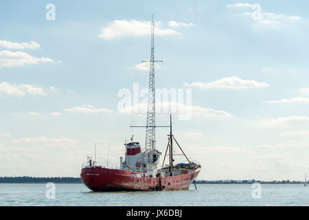 Ex radio pirata nave, Ross vendetta, Radio Broadcast Caroline è ora che sono ancorate al largo della costa di Essex nei pressi di Bradwell. Il 14 agosto 2017 è il cinquantesimo anniversario dei reati Marine Act, che vieta offshore stazioni radio- compreso del calibro di Radio Caroline. Radio pirata in primo luogo ha guadagnato popolarità nei primi anni Sessanta quando le stazioni senza licenza ha iniziato a trasmettere musica da navi offshore - con circa 22 milioni di ascoltatori. Nel maggio 2017 L'UFCOM ha annunciato la Radio Caroline è concesso il suo primo full-time trasmissione AM licenza. Foto Stock