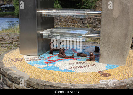 Close up del mosaico sul livello inferiore di catturato africano, il memoriale da Kevin Dalton-Johnson su Damside Street, Lancaster vicino a St Georges Quay Foto Stock