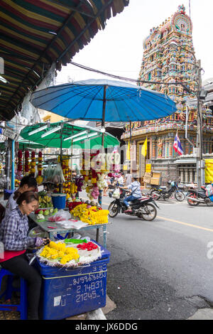 Fiore e garland fornitori al di fuori del Maha Sri Mariamman Temple, Silom Road, Bangkok, Thailandia Foto Stock