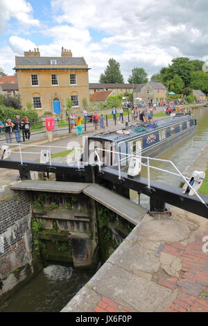 Bradford on Avon, Regno Unito - 13 agosto 2017: per coloro che godono di un giorno di estate a Canal Wharf con chiatte colorate sul Kennet and Avon Canal Foto Stock