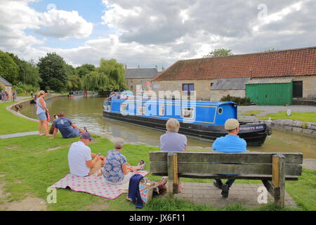 Bradford on Avon, Regno Unito - 13 agosto 2017: per coloro che godono di un giorno di estate a Canal Wharf con chiatte colorate sul Kennet and Avon Canal Foto Stock