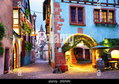 Pittoresca strada con le tradizionali case colorate in Riquewihr villaggio sul vino alsaziano route, Alsazia, Francia Foto Stock