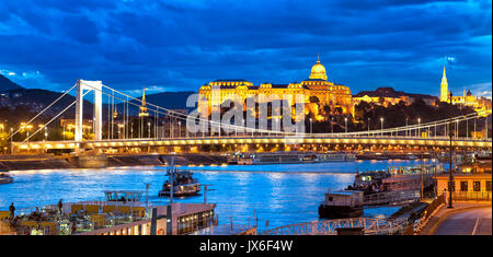 Vista panoramica della città di Budapest con il Castello di Buda e Ponte Elisabetta e il fiume Danubio, Ungheria, a tarda sera la luce Foto Stock