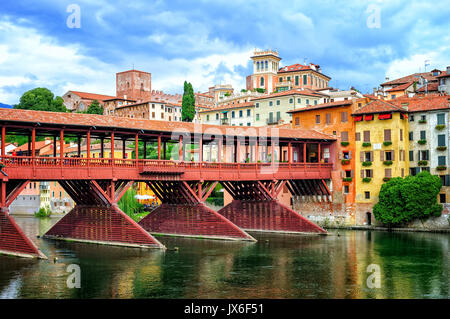 Famoso ponte di legno Ponte degli Alpini oltre il fiume Brenta a Bassano del Grappa, una piccola città nel Veneto, Italia Foto Stock