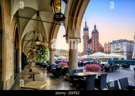 Dalla Basilica di Santa Maria e la Piazza del Mercato di Cracovia, in Polonia, su sunrise Foto Stock