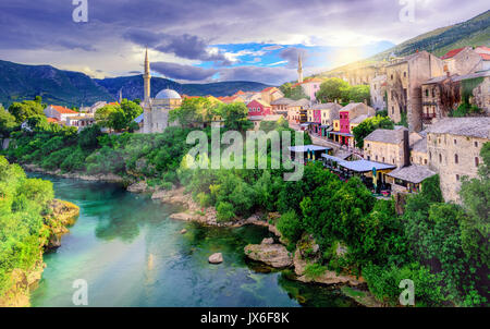 Tramonto su Mostar Città Vecchia e il fiume Neretva, Bosnia Erzegovina Foto Stock