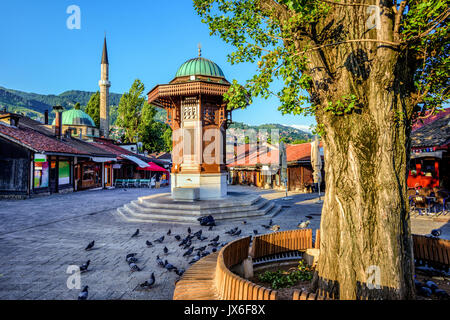 Bascarsija quadrato con Sebilj fontana di legno nella Città Vecchia di Sarajevo, città capitale della Bosnia ed Erzegovina Foto Stock