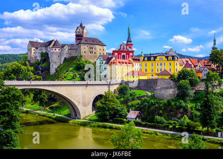 Colorata città e il Castello di Loket over Eger fiume nei pressi di Karlovy Vary, Repubblica Ceca Foto Stock