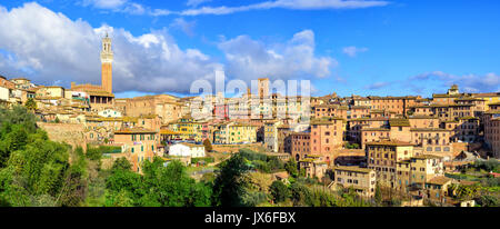 Vista panoramica di Siena Città Vecchia, Toscana, Italia, con la Torre del Mangia la torre. Il centro storico di Siena è elencato come UNESCO patrimonio di cultura sit Foto Stock