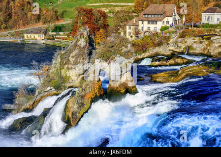 Le Cascate del Reno vicino Schaffhausen, Svizzera, è la cascata più grande in Europa Foto Stock