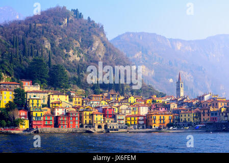 Case colorate in città vecchia Varenna sul lago di Como in Lombardia vicino a Milano, Italia Foto Stock