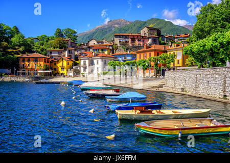 Case colorate nella città vecchia di Mergozzo, un popolare resort per vacanze sul Lago Maggiore Lago, Italia Foto Stock