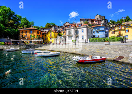 Case colorate nella città vecchia di Mergozzo, un popolare resort per vacanze sul Lago Maggiore Lago, Italia Foto Stock