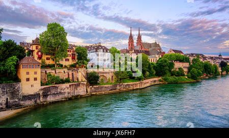 Vista panoramica della città vecchia di Basilea con pietra rossa Munster cattedrale e al fiume Reno, Svizzera Foto Stock