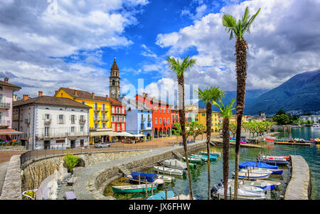 Ascona Città Vecchia, Svizzera, è una popolare destinazione turistica sul Lago Maggiore nelle Alpi Foto Stock