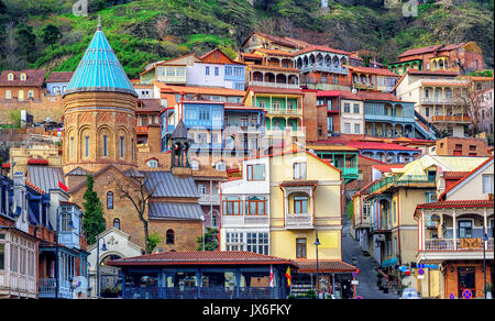 Colorate case tradizionali in legno con balconi scolpiti nella Città Vecchia di Tbilisi, Georgia Foto Stock