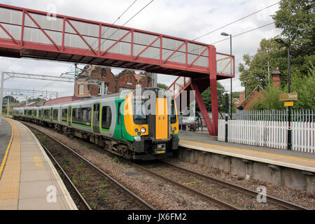 350113 LM 14.02 Crewe a Euston alla pietra 14.8.17 London Midland Electric Multiple Unit n. 350 113 attende la partenza dalla stazione di pietra sul 14.8.17 Foto Stock