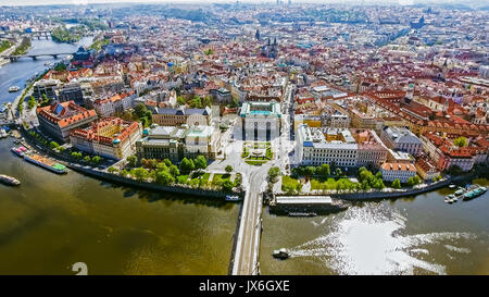 Antenna occhio di uccello vista del centro di Praga Città Vecchia città in Repubblica ceca feat. Il fiume Moldava e barche in una giornata di sole Foto Stock
