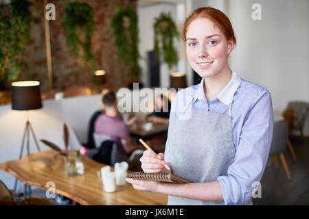 Ritratto di piuttosto giovane cameriera Foto Stock