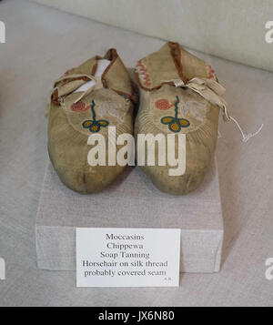 Mocassini, Chippewa, sapone concia, crine sul filo di seta, probabilmente coperta cucitura Museo Robbins Middleborough, Massachusetts DSC03905 Foto Stock