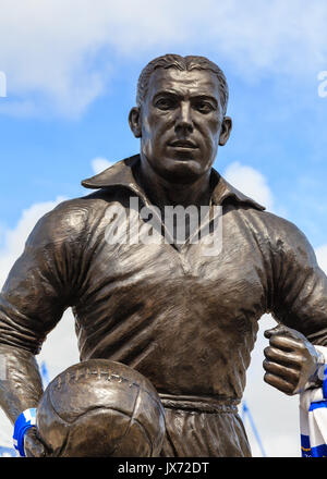 Una statua di Dixie Dean calciatore e goalscorer fuori Goodison Park in Inghilterra. Essa celebra il suo contributo alla Everton Football Club. Foto Stock