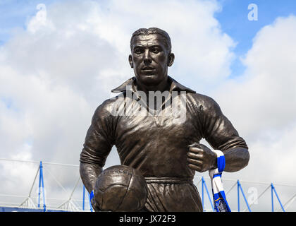 Una statua di Dixie Dean calciatore e goalscorer fuori Goodison Park in Inghilterra. Essa celebra il suo contributo alla Everton Football Club. Foto Stock
