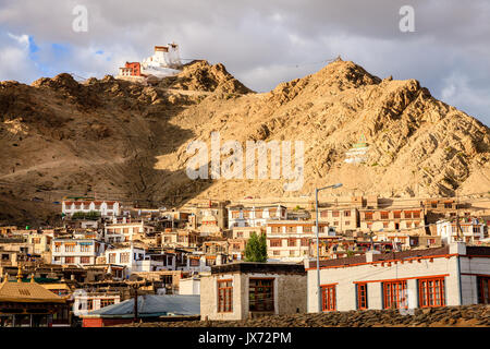 Vista in una zona residenziale della città di Leh e Namgyal Tsemo monastero in Ladakh regione del Kashmir, India Foto Stock