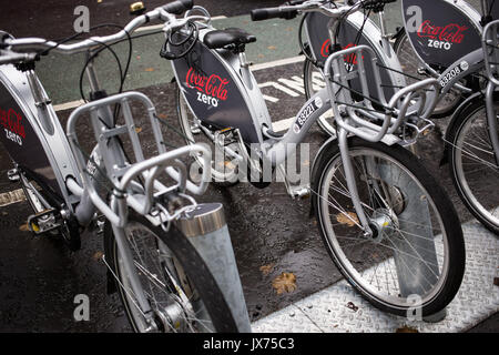 Coca cola con marchio Zero le biciclette a noleggio in Belfast City Centre. Foto Stock