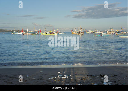 Barche da pesca sul mare in spiaggia balinese Foto Stock