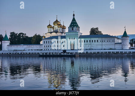 Monastero Ipatievsky in Kostroma. Le cupole sono illuminate con proiettori.Il monastero si trova sulla sponda del fiume e si riflette nel fiume.Golden Foto Stock