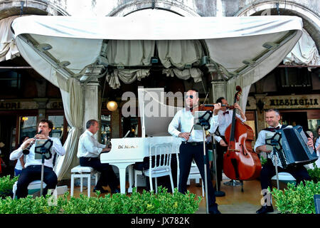 Band, musicisti che suonano al leggendario Cafè Florian all'aperto in Piazza San Marco. Venezia, Italia, Europa, Unione europea, UE. Foto Stock