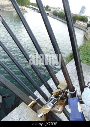 Amore si blocca sul Pont des Arts di Parigi Foto Stock