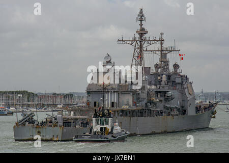USS Mare delle Filippine (Ticonderoga Classe) Cruiser arrivando a Portsmouth, nel Regno Unito per una visita dal Navy US su 27/7/17. Foto Stock