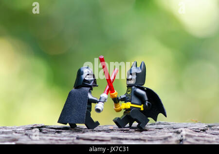 Lego Darth Vader e batman combattimenti con light saber Foto Stock