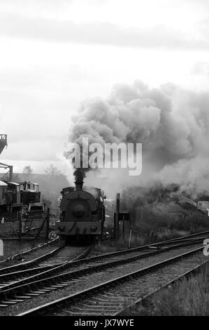 'Sir Gomer' lascia il forno sciavero cortile con un treno merci per Whistle Inn. Pontypool & Blaenavon ferroviaria. Foto Stock