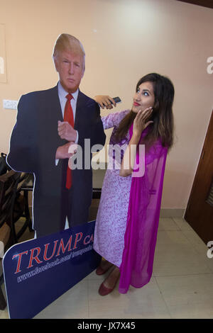 Dacca in Bangladesh. 13 Agosto, 2017. Donald Trump's fanbase a Dacca in Bangladesh ha ora un funzionario di ritrovo spot - un ristorante qui che è stato denominato Trump Cafe negli Stati Uniti del presidente di onore. Saiful Islam, un imprenditore del Bangladesh e un grande fan di Trump, fondò il cafe e ha deciso di utilizzare il presidente del nome per i suoi coffee shop a Dhaka. Portando la sua idea di fruizione non è stato facile. Saiful doveva dimostrare alle autorità competenti che egli era il vero proprietario del business e il Presidente non aveva niente a che fare con essa. Credito: PACIFIC PRESS/Alamy Live News Foto Stock