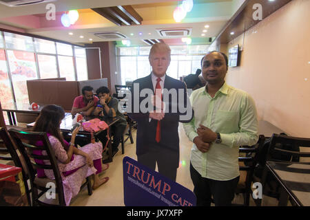 Dacca in Bangladesh. 13 Agosto, 2017. Donald Trump's fanbase a Dacca in Bangladesh ha ora un funzionario di ritrovo spot - un ristorante qui che è stato denominato Trump Cafe negli Stati Uniti del presidente di onore. Saiful Islam, un imprenditore del Bangladesh e un grande fan di Trump, fondò il cafe e ha deciso di utilizzare il presidente del nome per i suoi coffee shop a Dhaka. Portando la sua idea di fruizione non è stato facile. Saiful doveva dimostrare alle autorità competenti che egli era il vero proprietario del business e il Presidente non aveva niente a che fare con essa. Credito: PACIFIC PRESS/Alamy Live News Foto Stock