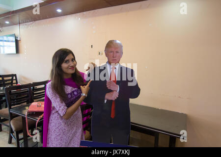 Dacca in Bangladesh. 13 Agosto, 2017. Donald Trump's fanbase a Dacca in Bangladesh ha ora un funzionario di ritrovo spot - un ristorante qui che è stato denominato Trump Cafe negli Stati Uniti del presidente di onore. Saiful Islam, un imprenditore del Bangladesh e un grande fan di Trump, fondò il cafe e ha deciso di utilizzare il presidente del nome per i suoi coffee shop a Dhaka. Portando la sua idea di fruizione non è stato facile. Saiful doveva dimostrare alle autorità competenti che egli era il vero proprietario del business e il Presidente non aveva niente a che fare con essa. Credito: PACIFIC PRESS/Alamy Live News Foto Stock