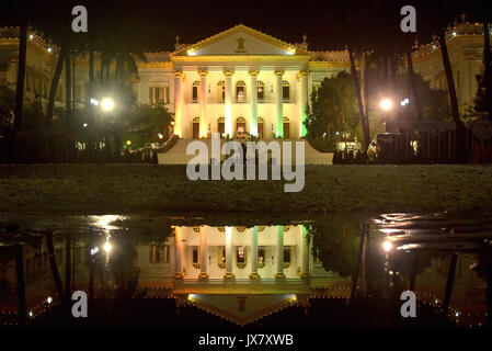 Kolkata, India. 14 Ago, 2017. Raj Bhavan o casa del governatore illuminato in tri colori alla vigilia del Giorno di Indipendenza. Edificio illuminato in tri colori alla vigilia del Giorno di indipendenza il 14 agosto 2017 a Calcutta. Credito: Saikat Paolo/Pacific Press/Alamy Live News Foto Stock