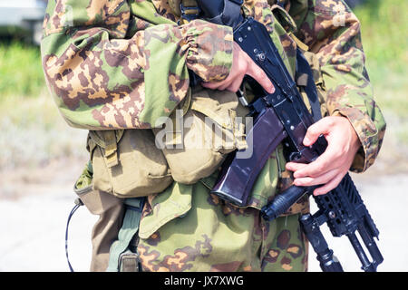 Soldato in camouflage Foto Stock