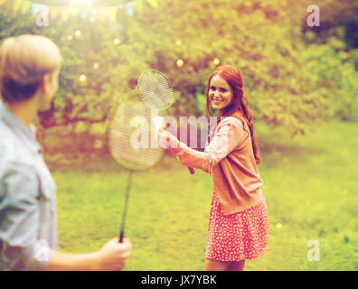 Happy amici a giocare a badminton giardino estivo Foto Stock